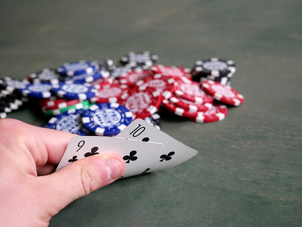 QQPOKER诈唬技巧三大核心：从时机到心理的进阶指南