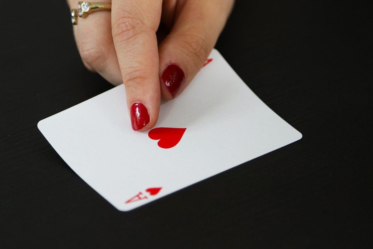 QQPOKER德州规则五分钟入门 - QQPOKER德州规则五分钟入门:手牌、下注与胜负判定详解